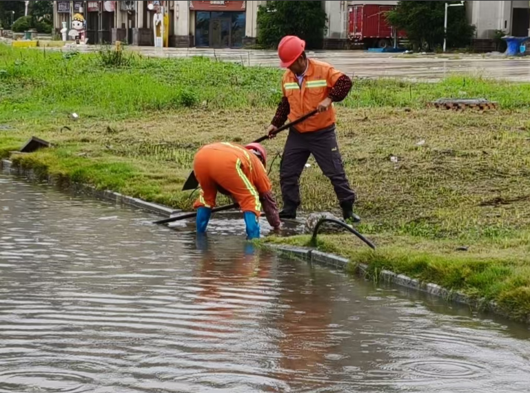 寒雨護(hù)路不停歇:一線養(yǎng)護(hù)工的堅(jiān)守